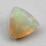 Weißer Opal, 2,16 ct.Dreieckig facettiert. Gelartige Struktur mit bunten Farbflecken.