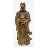 Skulptur eines Würdenträgers.Holz und Goldlack. Der Hofbeamte mit einer von zwei langen Knoten