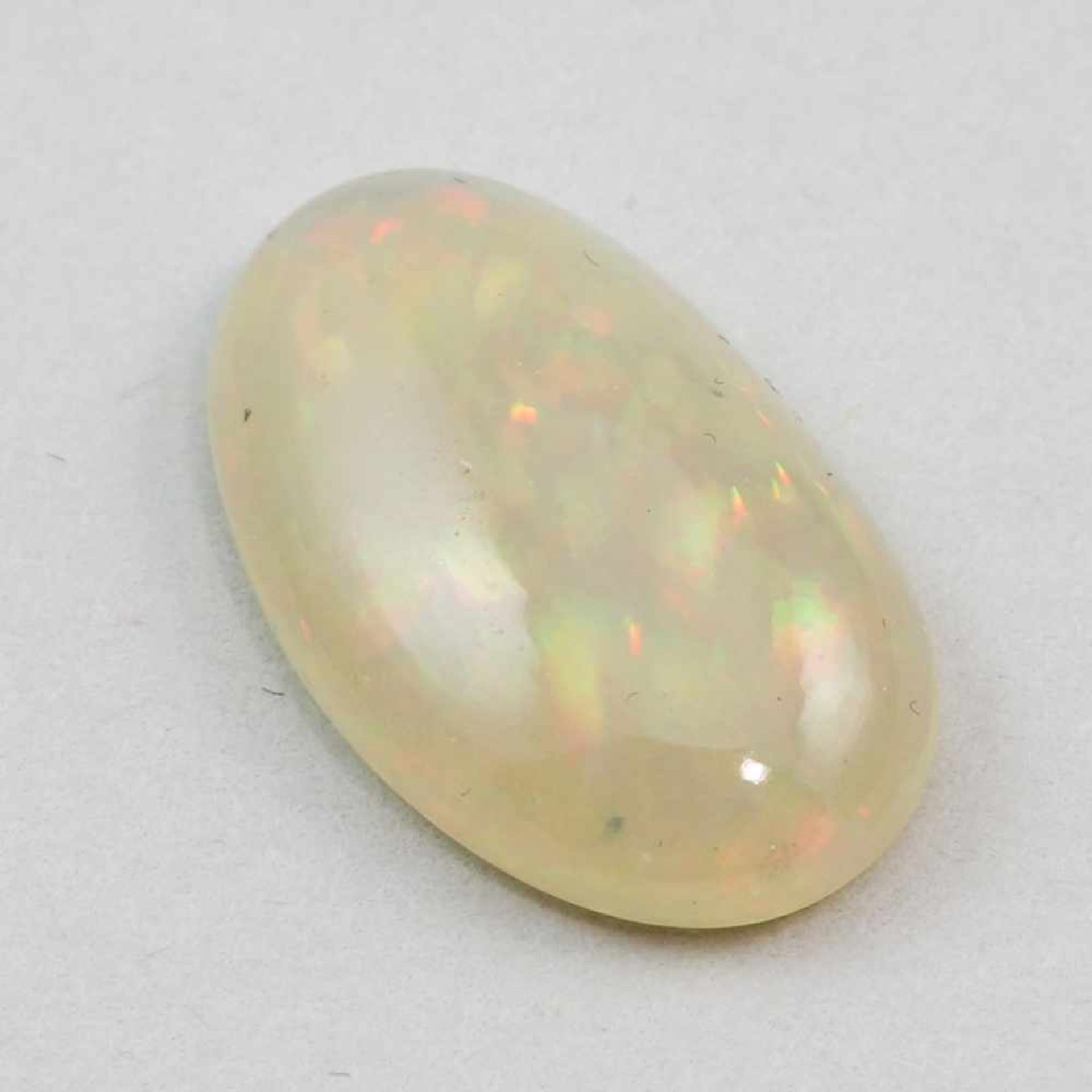 Weißer Opal, 5,8 ct.So genannter "Welo Opal", ovales Cabochon. Gelartige Struktur, lebhafte
