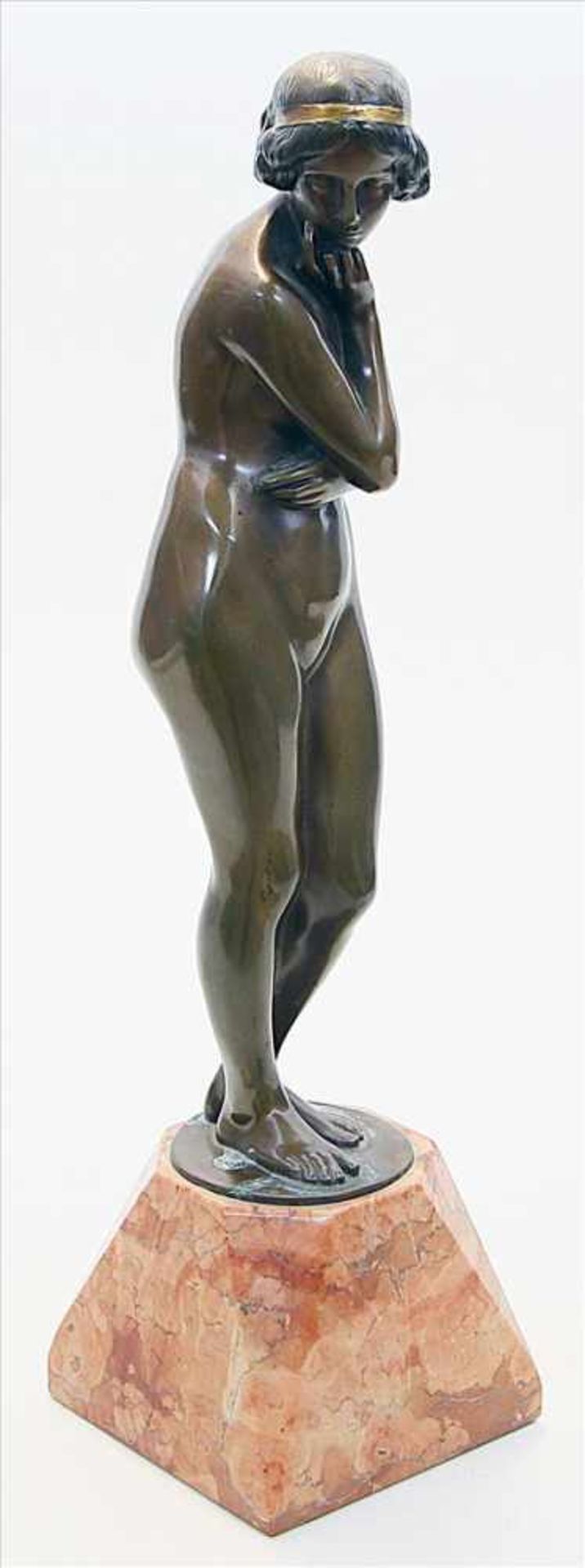 Negretti, Angelo (1881 München 1930)Stehender Mädchenakt. Braun patinierte Bronze. Auf runder