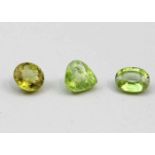 Drei Titanite (Sphen), zus. 4,6 ct.Je einmal rund (1,45 ct.), oval (1,3 ct.) bzw. tropfenförmig (1,