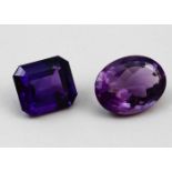 Zwei Amethyste, zus. 43,25 ct.Je einmal achteckig (20,5 ct.) bzw.oval (22,75 ct.) facettiert.