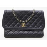 Vintage Flap Bag, Chanel.Gestepptes schwarzes Leder mit roter Lederauskleidung. Vergoldete Hardware.