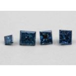 Vier blaue Diamanten, zus. 1 ct.Im Princesscut in verlaufender Größe. Vivid blue (behandelt)/