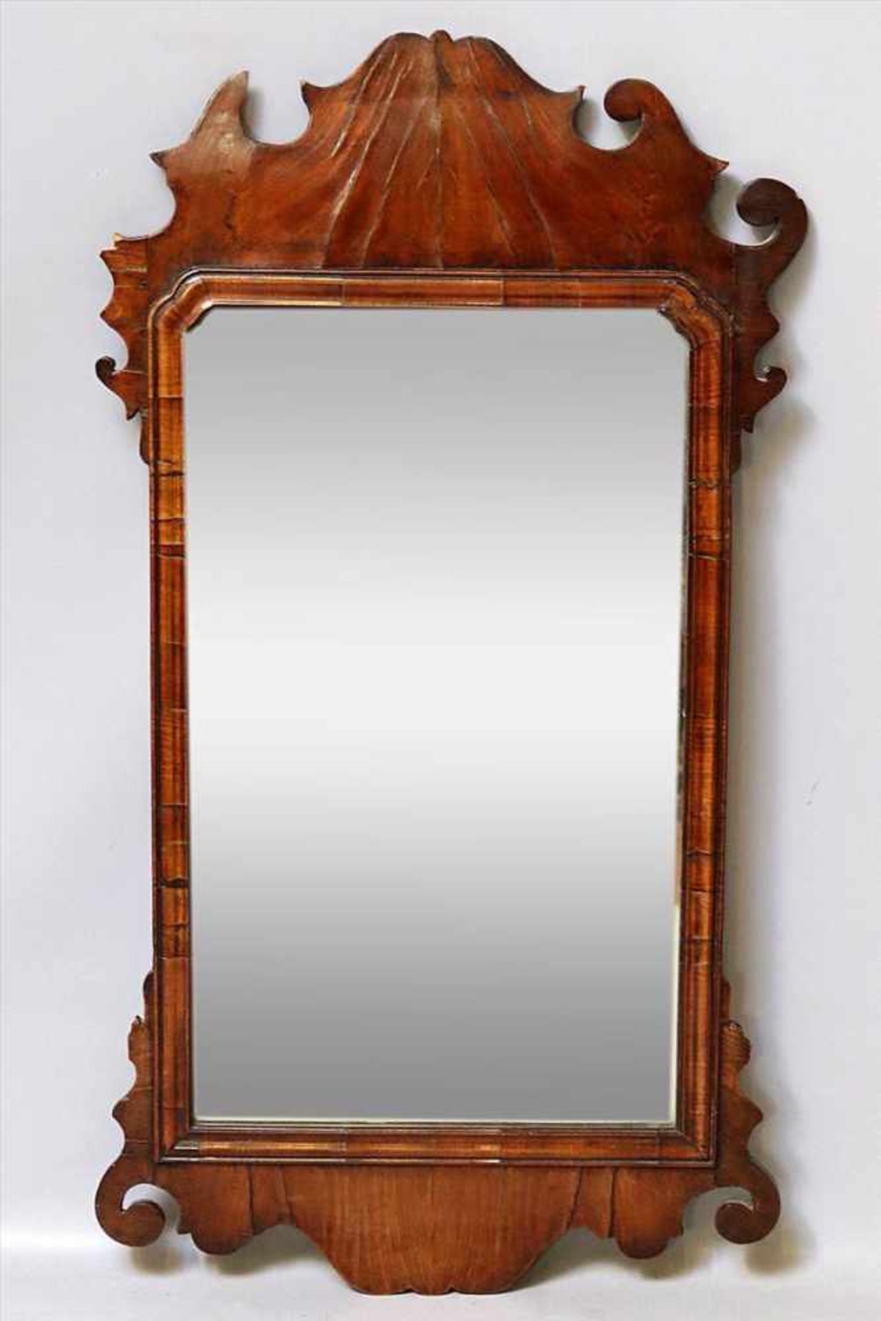 Wandspiegel (England, um 1780).Profilierter Walnussrahmen. Altes Spiegelglas. Best., Altersspuren, 1