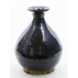 Vase.Steinzeug mit dunkelbrauner, den Standbereich aussparender Glasur. L. ausgestellter