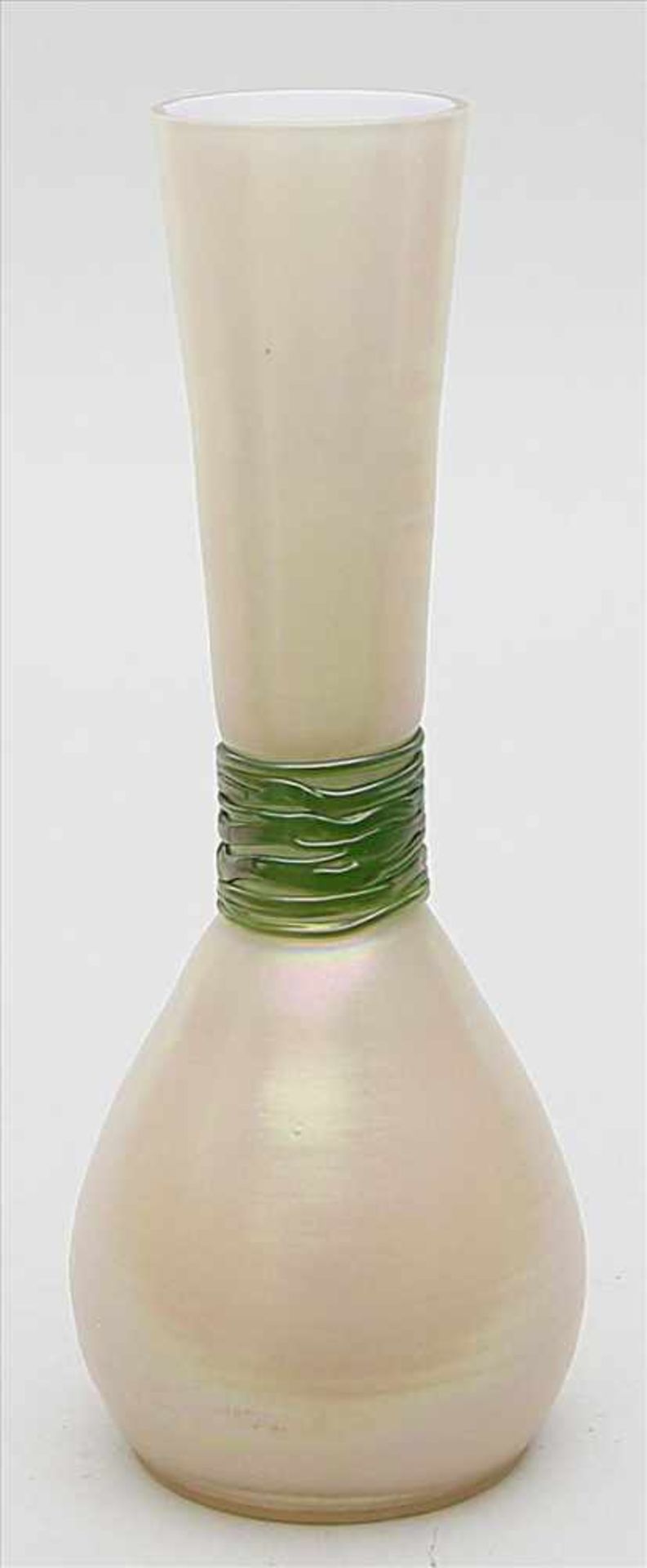 Jugendstil-Vase.Farbloses, matt geätztes, irisierendes Glas mit opak weißem Innenüberfang und
