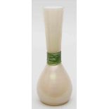Jugendstil-Vase.Farbloses, matt geätztes, irisierendes Glas mit opak weißem Innenüberfang und