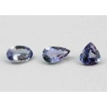 Drei blau-violette Tansanite, zus. 3,83 ct.Zweimal tropfenförmig, einmal oval facettiert, 1,29, 1,22