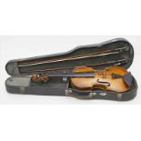 Violine mit zwei Bögen.Holzkorpus mit Gebrauchsspuren bzw. rep. und innen Etikett "Repariert von