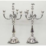 Paar große Biedermeier-Prunkgirandolen,je vierflammig. 800/000 Silber, ca. 2.476 g. Balustersockel