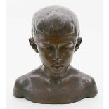 Hüsgen, Wilhelm (1877 Barmen - München 1962)Büste eines Jungen. Braun patinierte Bronze. Auf der