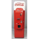 Getränkeautomat, Coca-Cola.Modell "VMC44" für Glasflaschen "Drink Coca-Cola", mit Kühlung,