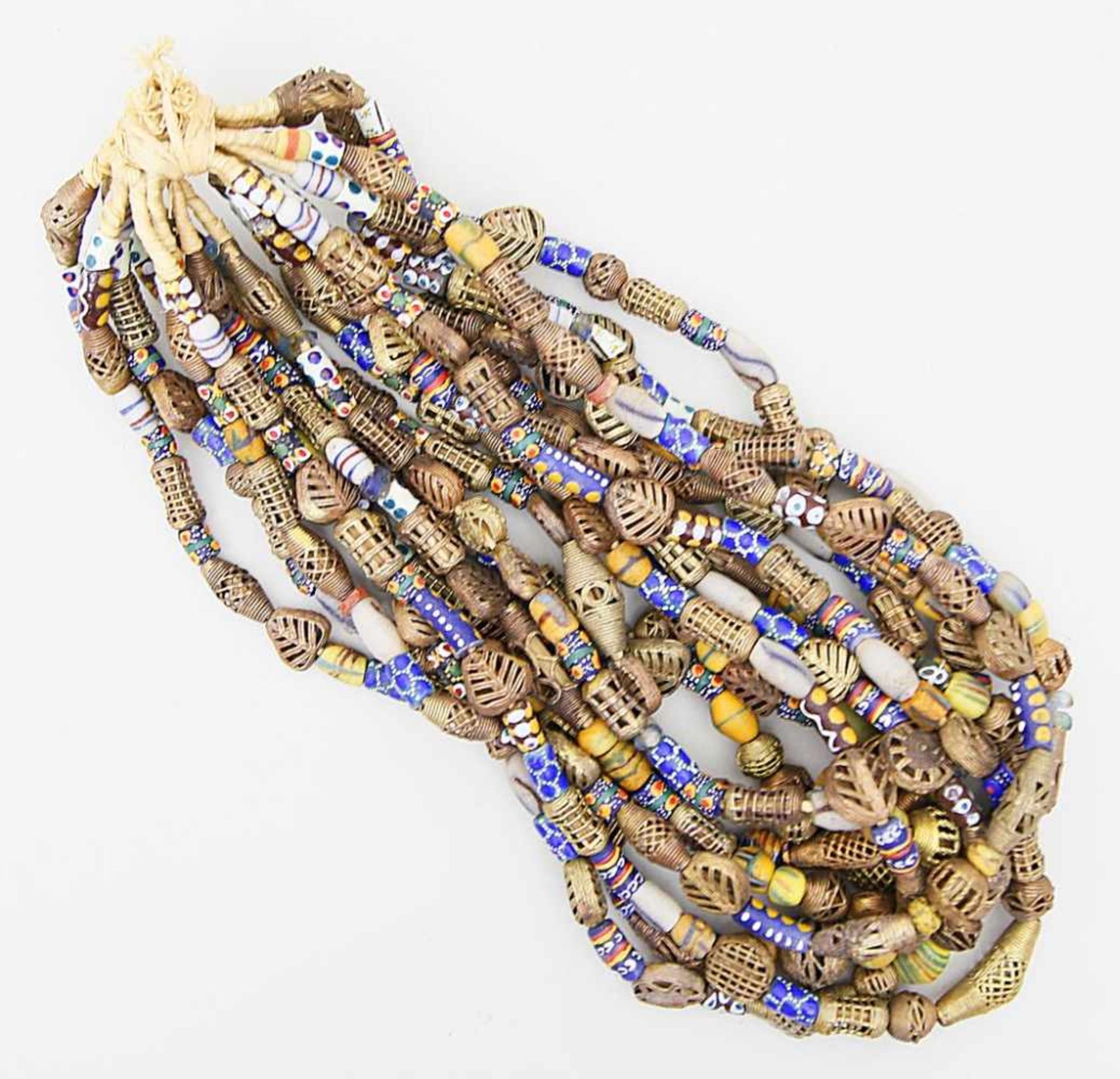 Zehn div. Halsketten.Dabei einige aus Millefiori-Glas, diese hergestellt in Venedig und zwischen