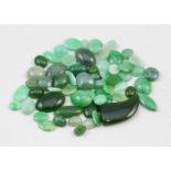 Lot Jade-Cabochons, zus. 205,65 ct.Verschiedene Formen, überwiegend oval bzw. rund. Unterschiedliche