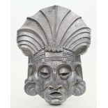 Art Deco-Wandmaske,in Form eines Azteken mit Kopfschmuck. Aluminiumguss, rückseitig mit