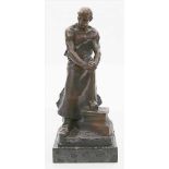 Müller, Hans (1873-1937)Hinter Amboss stehender Schmied. Bronze mit dunkelbrauner Patina (teils