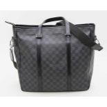 Große Henkeltasche "TADAO", Louis Vuitton.Damier Graphite Canvas mit schwarzem Leder. Versilberte