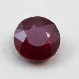 Rubin, 2,68 ct.Rund facettiert. Natürliche Einschlüsse, behandelt. Beigegeben: Gemological Report (