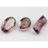 Drei Ametrine, zus. 115 ct.Oval (35 ct.) bzw. rechteckig (47,5 ct.) facettiert, einmal im