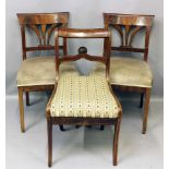 Paar und einzelner Biedermeier-Stuhl.Nussbaum bzw. Mahagoni mit Fadeneinlage. Konische Säbelbeine,
