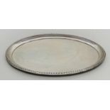 Tablett im klassizistischen Stil.800/000 Silber, 902 g. Oval, Rand mit Akanthusrelief.