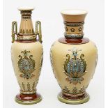 Zwei Historismus-Vasen, Mettlach.Hellbraunes Steinzeug, innen rosa glasiert. Verschiedene Formen.