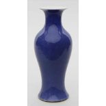 Puderblaue Vase.Porzellan. Balusterform mit weit ausschwingender Mündung. Boden weiß glasiert mit