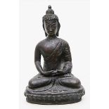 Sitzender Amithayus auf Lotossockel.Bronze mit dunkelbrauner Patina. Bodenplatte fehlt. Tibet/Nepal.