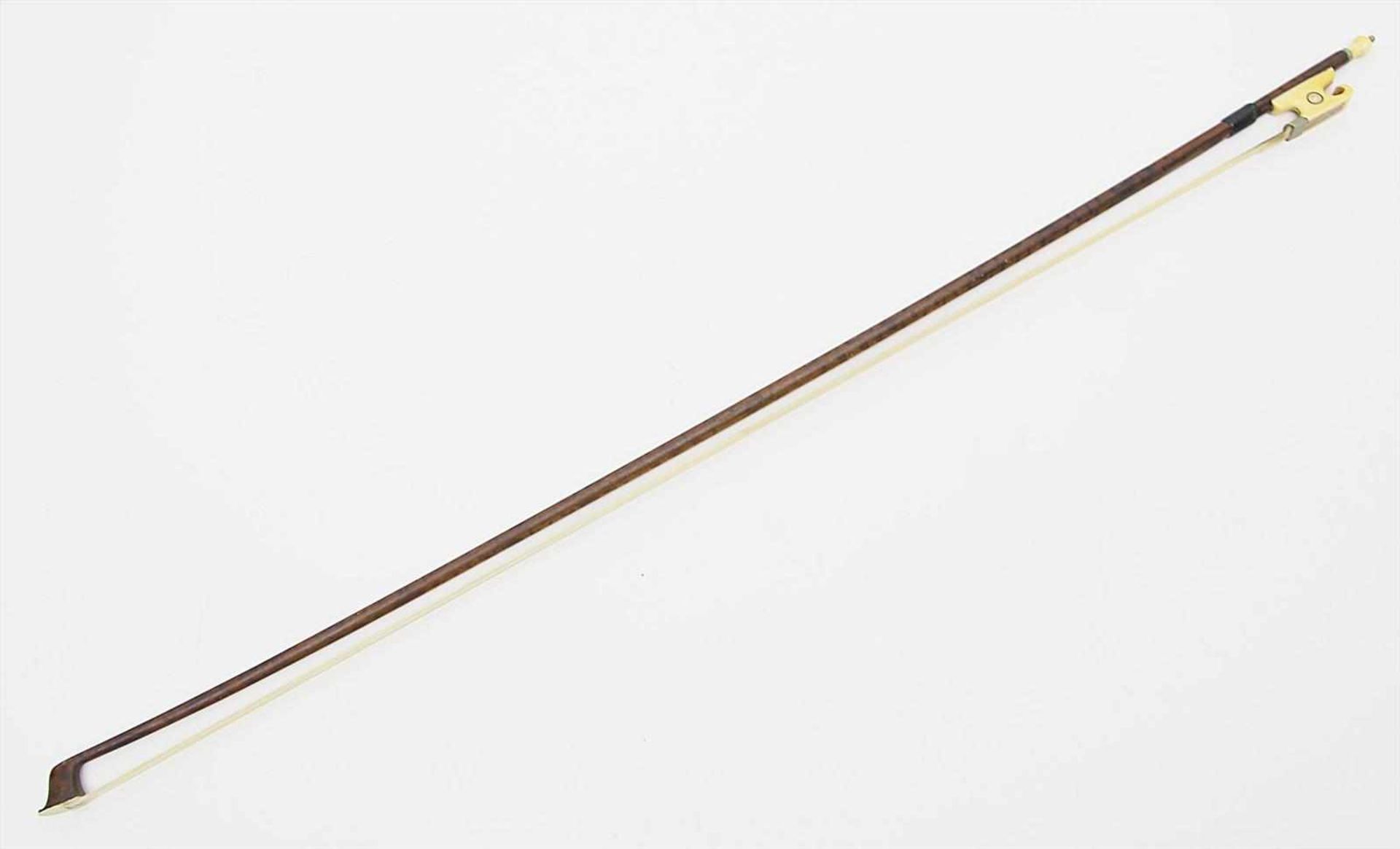 Geigenbogen mit Barockschnecke.Holz und Bein mit Perlmutt. Gebrauchsspuren. Gewicht 56 g, L. 74,4