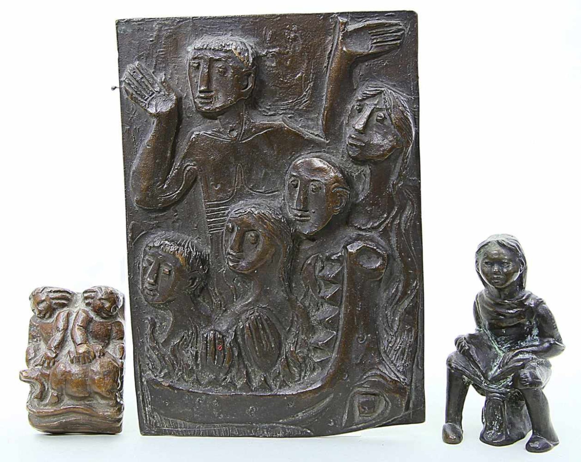 Unbekannter Künstler (20. Jh.)Relieftafel mit fünf Personen, sitzendes Mädchen bzw. zwei Figuren mit