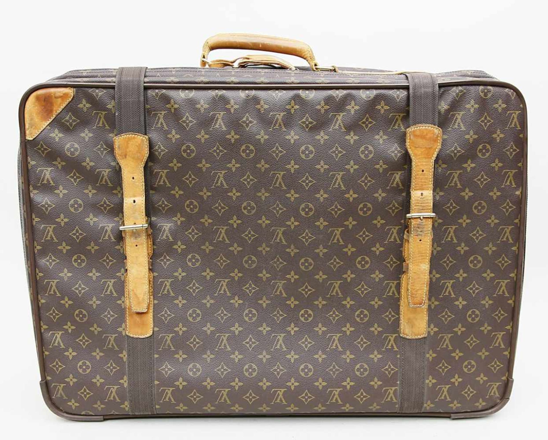 Koffer, Louis Vuitton.Softcase. Monogram-Canvas mit Ledergriff und Beschlägen. Zwei Nylongurte mit