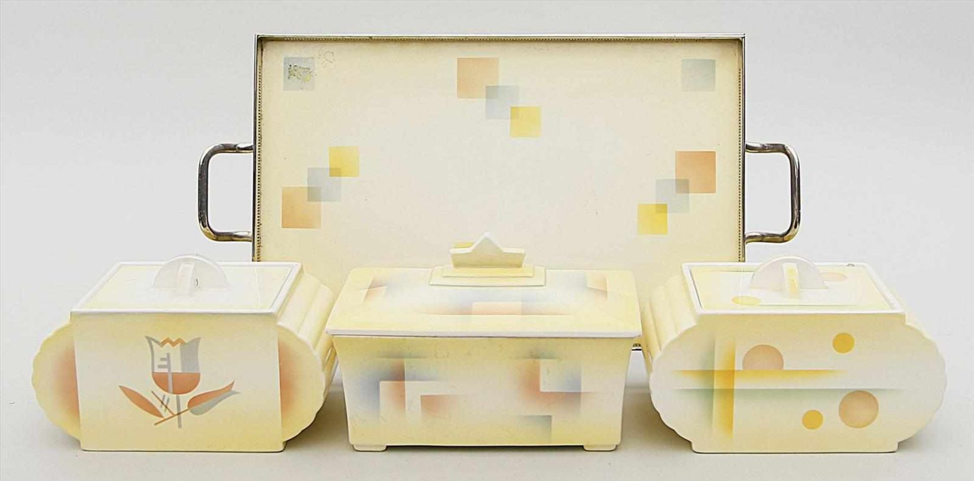 Art Deco-Tablett und drei -Gebäckdosen.Keramik. Verschiedene bunte Spritzdekore auf gelbem Fond,