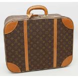 Kleiner Koffer, Louis Vuitton.Monogram-Canvas mit Beschlägen aus Rindsleder. Abgerundete Form,