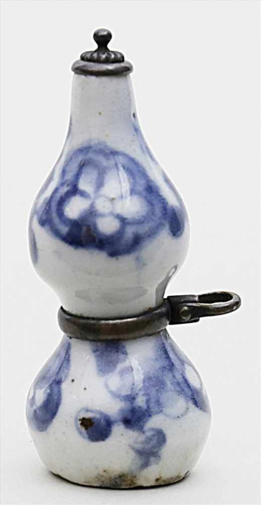 Netsuke bzw. Snuffbottle.Porzellan. Geformt als Flaschenkürbis mit Blüten in Unterglasurblau.