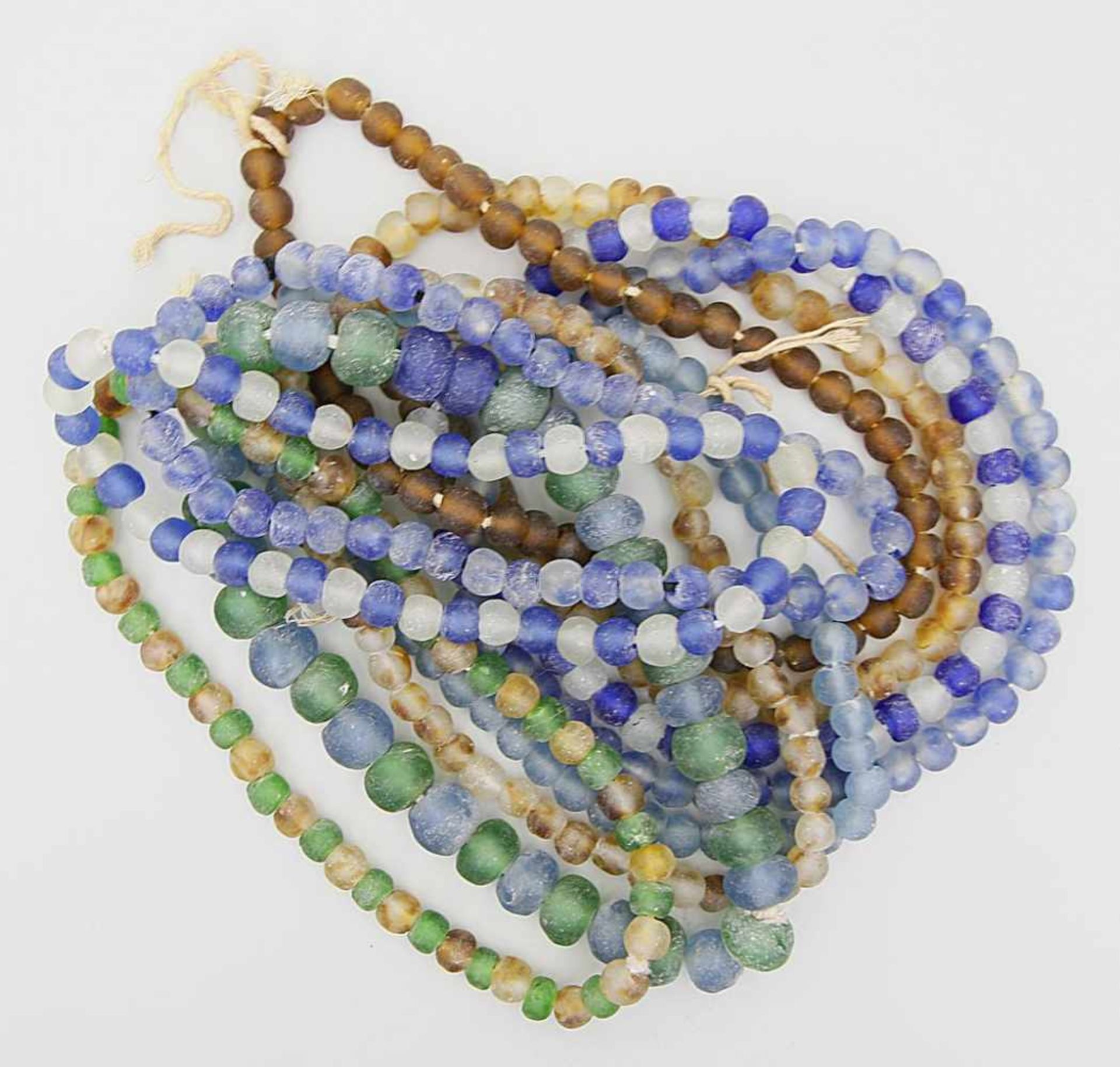 Zehn div. Halsketten.Verschiedenfarbige Glasperlen, diese hergestellt in Venedig und zwischen 1850-