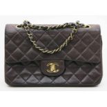 Medium Double Flap, Chanel.Dunkelbraunes Lammleder mit bordeauxrotem Leder innen. Goldfarbene