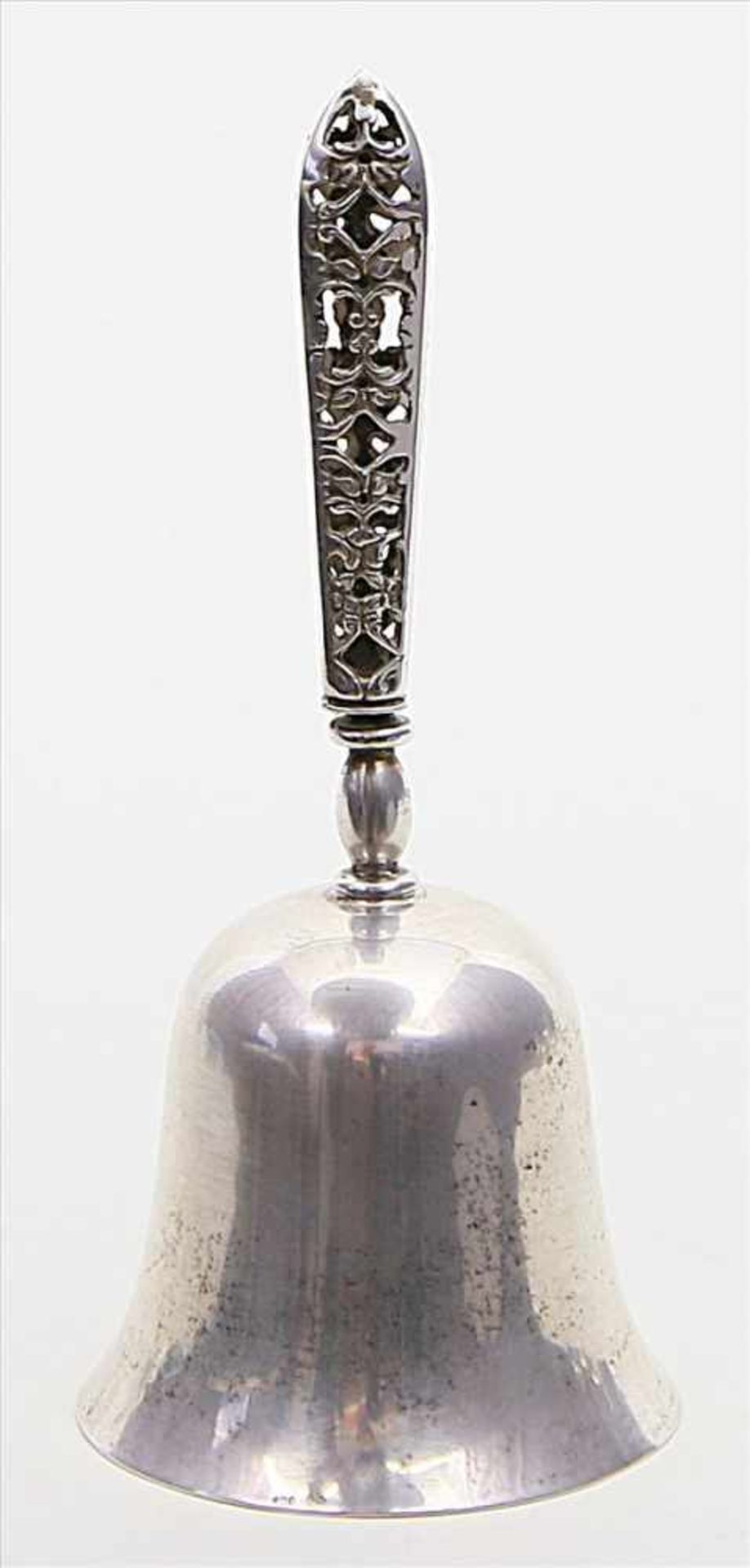 Tischglocke.800/000 Silber, 64 g. Glatte Glocke mit dreipassigem, durchbrochen gearbeiteten Griff.