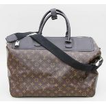 Tasche, Louis Vuitton.Linie "Monogram Canvas". Schwarzer Lederbesatz und -griff. Trageriemen,