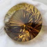 Citrin, 99,34 ct.Aufwendig rund im Lasercut facettiert. Honigbraun.- - -19.33 % buyer's premium on