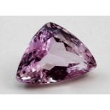 Kunzit, ca. 20,95 ct.Dreieckig facettiert. Intensives Pink-Rosé.- - -19.33 % buyer's premium on