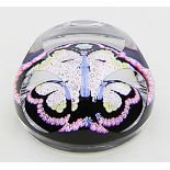 Paperweight, Whitefriars.Farbloses Glas. Boden mit von Blumengirlanden umgebenem Schmetterling,