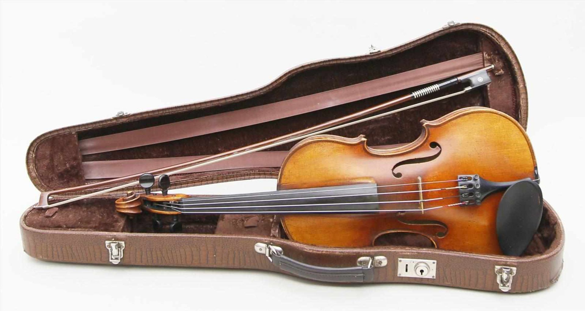 Violine mit Bogen.Holzkorpus mit l. Gebrauchsspuren. Innen Etikett "Max Franke Leipzig 1911". L.