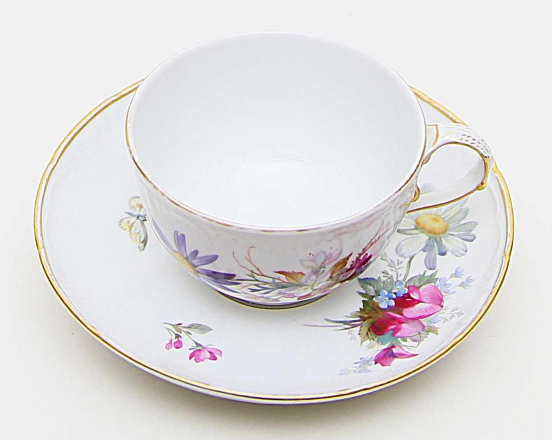 Teetasse mit Untertasse, KPM Berlin,"Neuglatt". Porzellan. Bunte Blumenmalerei mit Schmetterling.