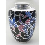 Große Art Deco-Vase.Porzellan. Schwarz glasierte Wandung mit ausgespartem in Blau und Altrosa