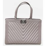 Shoppingtasche, Chanel.Graues, gestepptes Leder mit Hardware in Ruthenium-Finish. Zwei