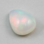 Weißer Opal, 4,2 ct.So genannter "Welo Opal". Tropfenförmiges Cabochon. Sehr lebhaftes Regenbogen-