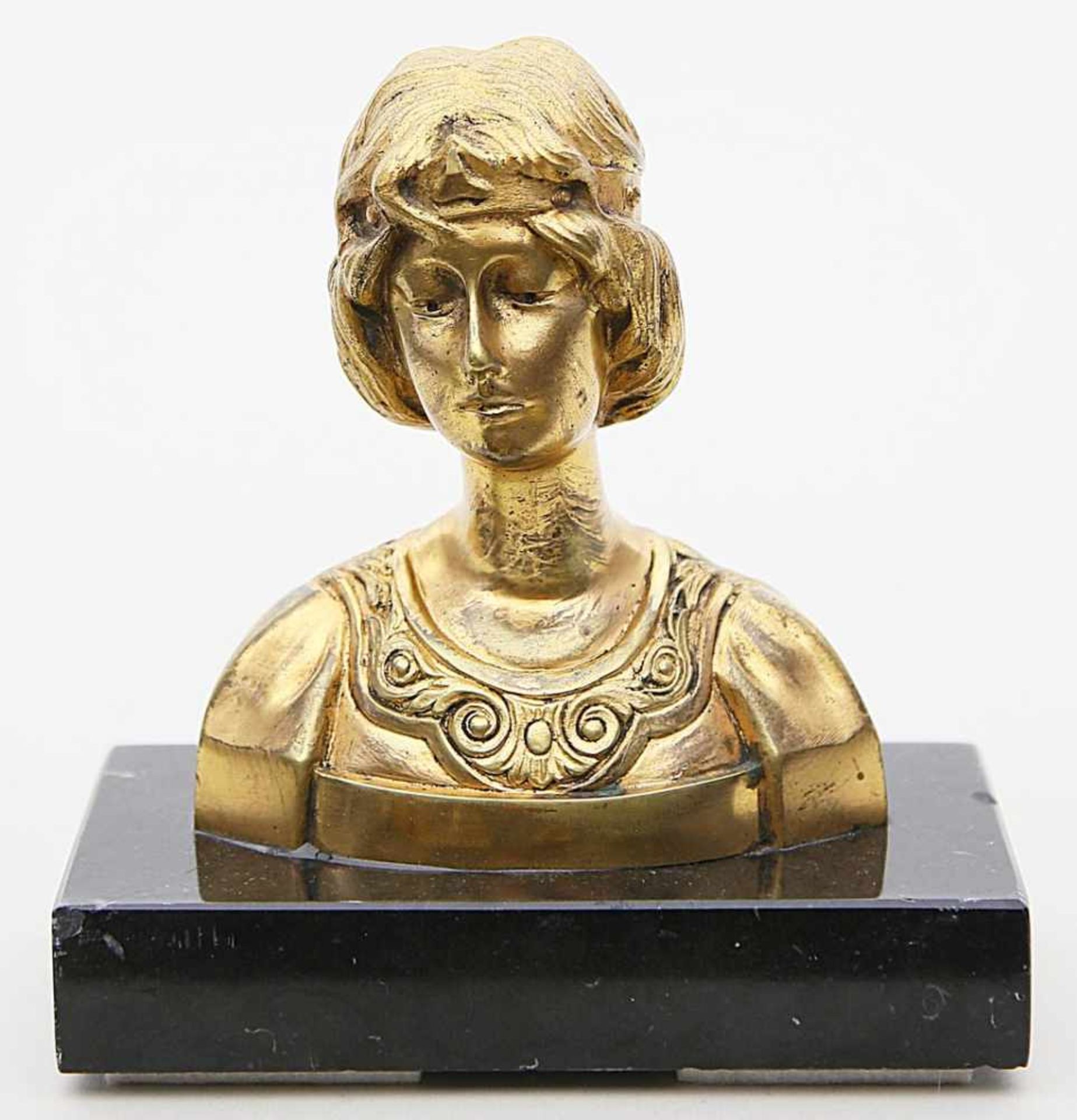 Unbekannter Künstler (Anf. 20. Jh.)Mädchenbüste (wohl Diana). Vergoldete Bronze (l. Altersspuren).