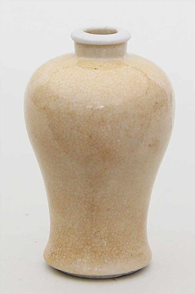 Kleine Meiping-Vase.Porzellan-Außenwandung mit Craquelé-Dekor. Boden mit Ring-Marke, China. H. 12