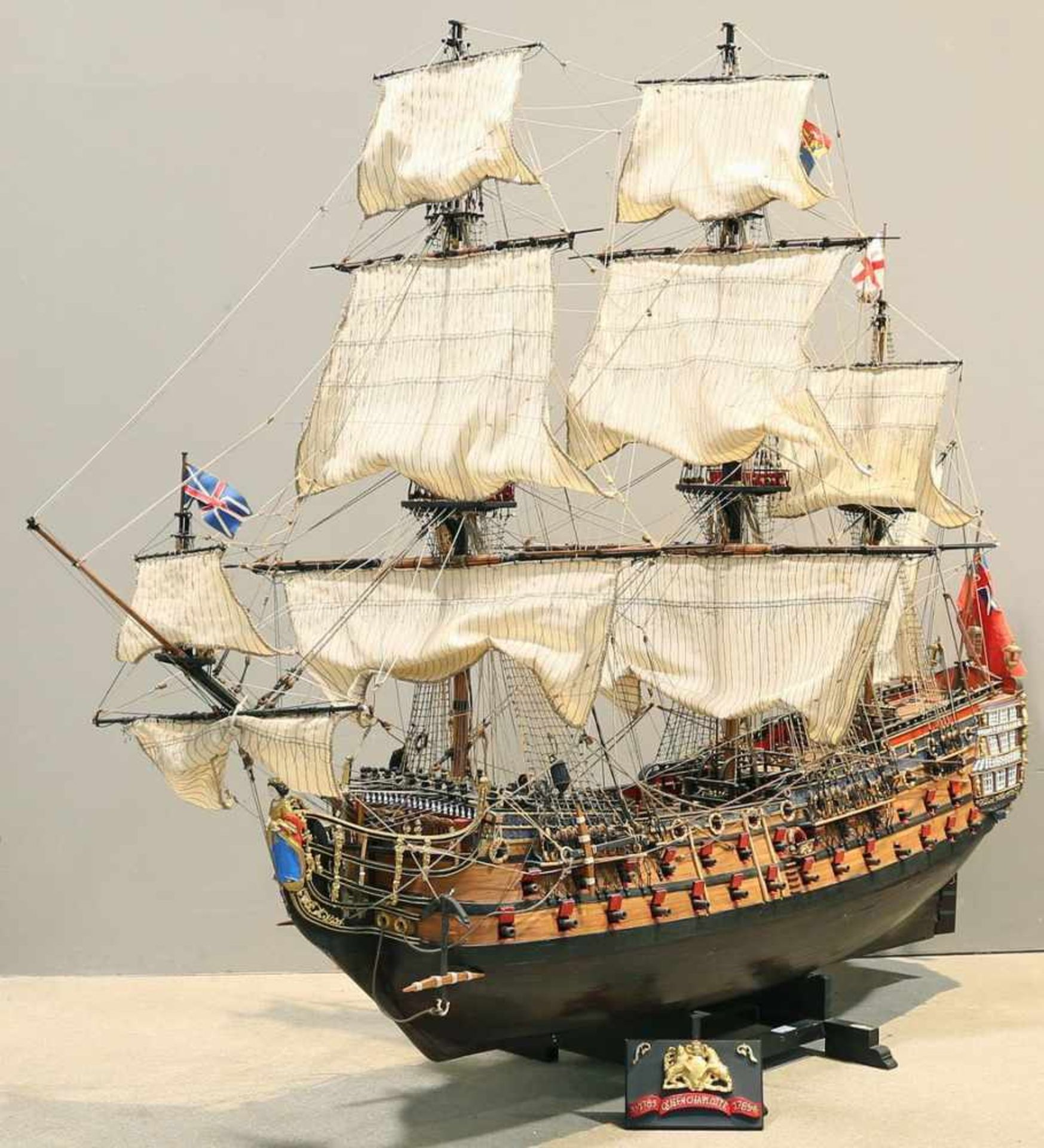 Zurückgezogen.Großes Modellschiff "Queen Charlotte 1789". Holz, farbig gefasst. Detailreiche - Bild 2 aus 5